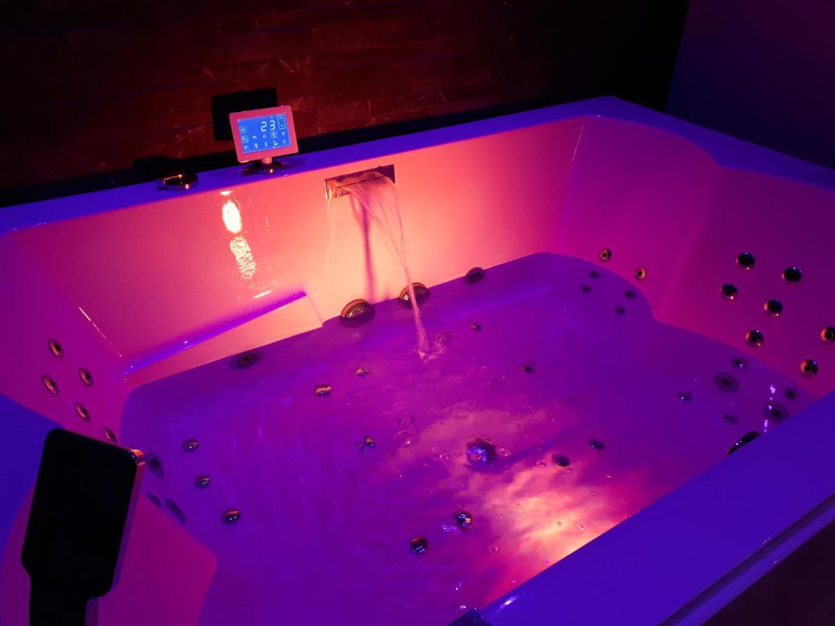 Spa Privatif Love Room, Le Hammam Et Bulles, Chez Nuits Chartraines Chartres Exterior foto