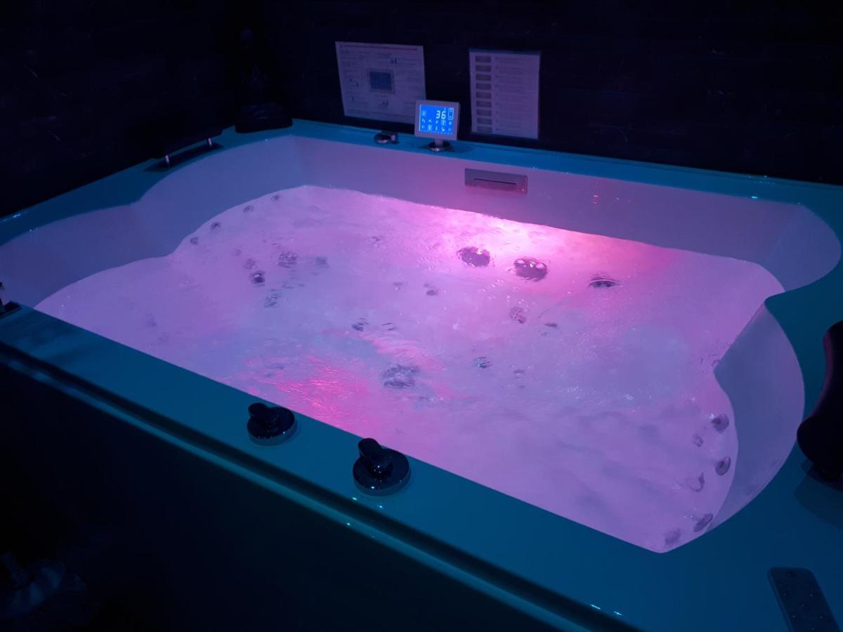 Spa Privatif Love Room, Le Hammam Et Bulles, Chez Nuits Chartraines Chartres Exterior foto